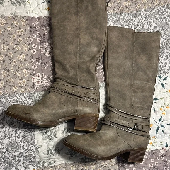 Stylish Gray Knee-High Boots - Picture 2 of 3